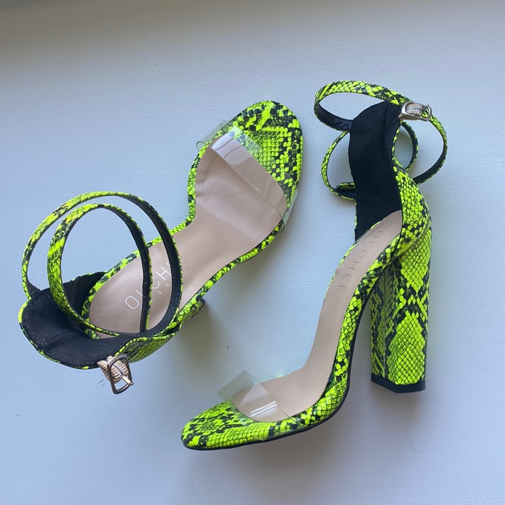 Selling these because I have nowhere to wear these beauty’s!!